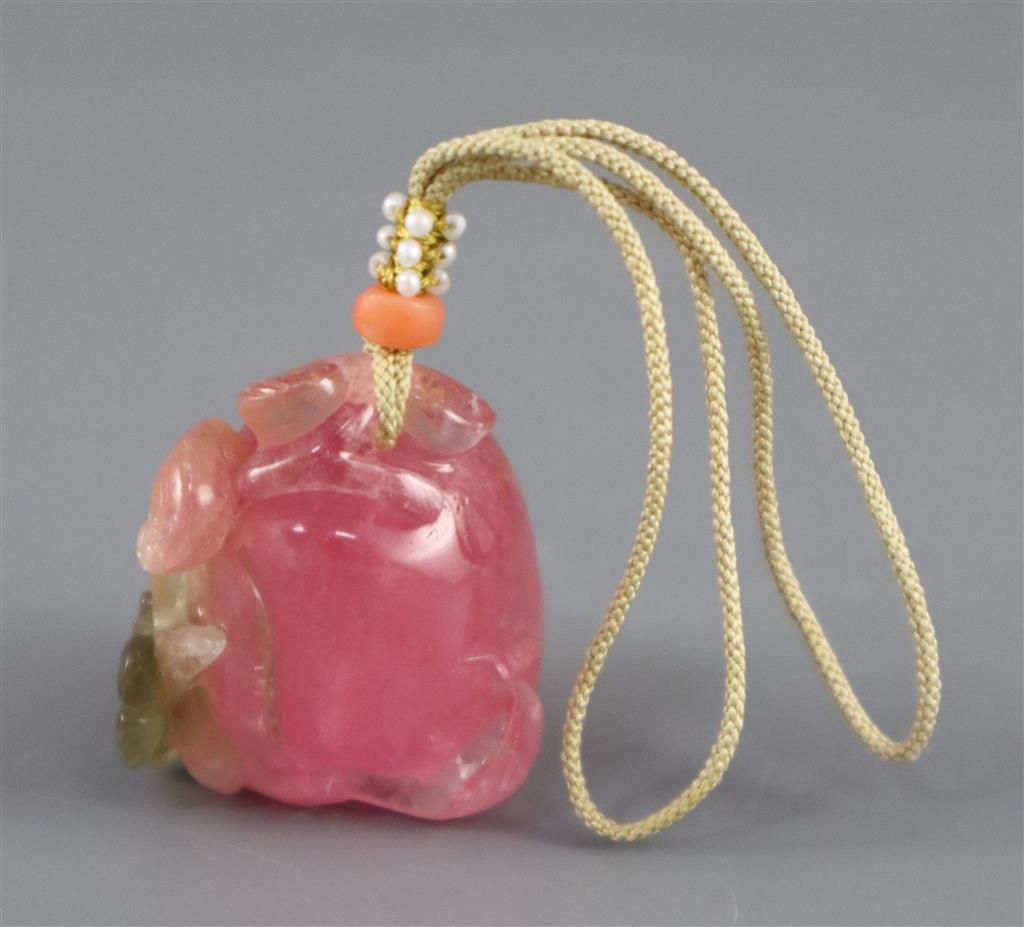 A Chinese rose quartz pendant carving of a peach and lingzhi fungus, 3.5cm